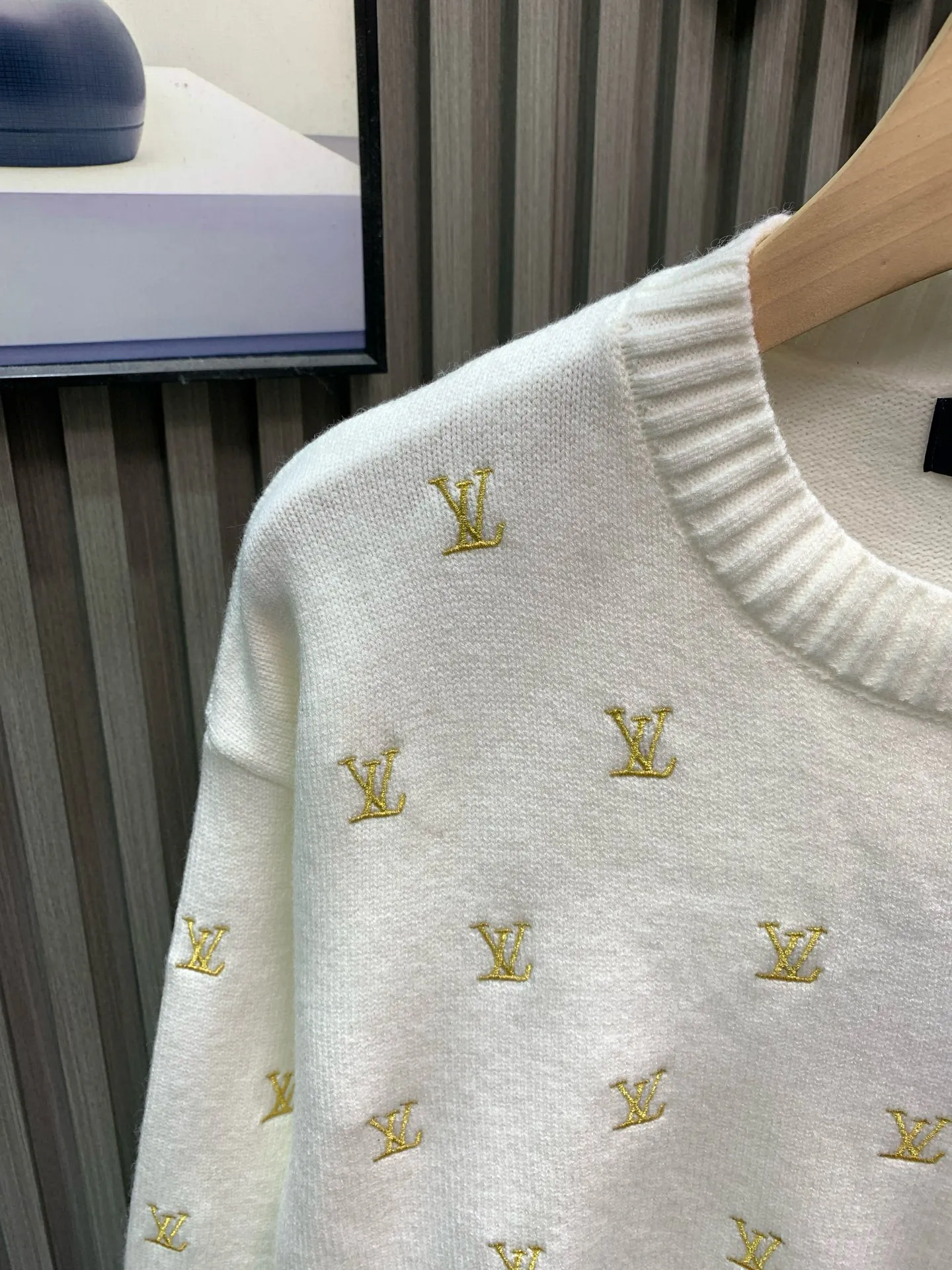 🅿️370 🀄️ Louis Vuitton Louis Vuitton 1*v full logo small embroidered round neck sweater. Originally purchased after 15,000. Fei Dong co-branded series. Fixed color and dyed sheep wool material. 7S special custom-woven and dyed yarn. Hanging wool tissue woven piece. Made of sheep wool material knitted piece. The texture of the fabric is clear and rich. The whole piece is made with full embroidery technology. There are about 168 small embroideries. The embroidery uses fixed-dyed matte embroidery thread on the board and the stitch embroidery process. The pattern is embroidered with thousands of Tajima machine needles. The fine stitching method is dense and ultra-high density without revealing white. The pattern is clear and the lines and three-dimensional sense are strong to enrich the overall picture space. Special cotton wool material is washed and treated. The elastic fiber of sheep wool gives the fabric a high degree of resilience, allowing the clothes to maintain a lasting freshness and durability. Due to its fiber structure and special scale structure, sheep wool also has excellent warmth retention properties and anti-wrinkle properties. Keeps you warm and looks stylish